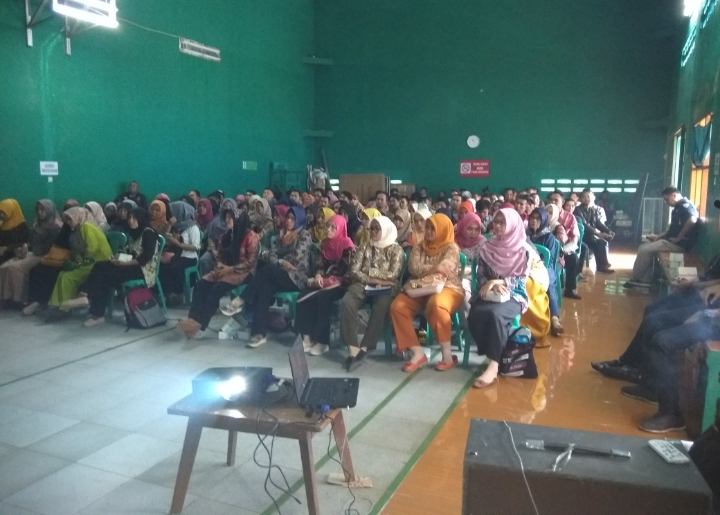 135 orang pengawas terdiri dari laki-laki dan perempuan, saat mengikuti Bimtek yang digelar Panwaslu Kecamatan Rajapolah. Foto : Deni