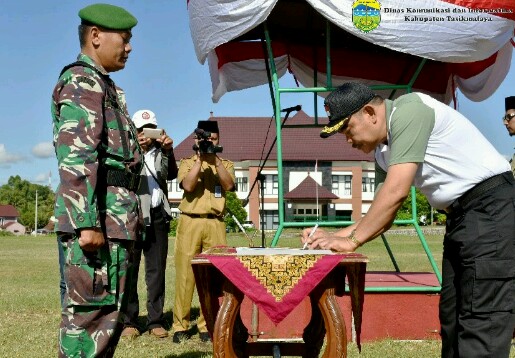 penandatangan naskah serah terima peserta dan penyerahan atribut Kegiatan Peningkatan Kesadaran Bela Negara (PKBN)