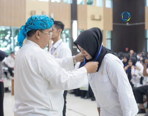 Walikota Tasikmalaya Drs. H. Budi Budiman secara simbolis memberikan tanda nama peserta orientasi CPNS tahun 2019