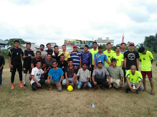 Usai pertandingan babak final, Geukchik Desa Lhok Dalam, Kecamatan Peureulak, Kabupaten Aceh Timur H. Ikhsan Budifa foto bersama dengan para pemain futsal serta pemuda setempat. Minggu (7/04/19).