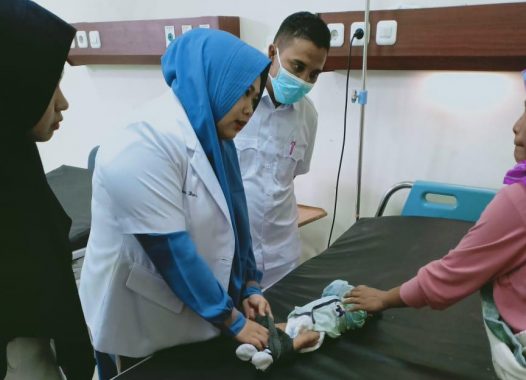 Para medis menangani salah satu bayi usia 2,5 bulan yang menderita gizi buruk saat berada di IGD RSUD Dr. Zubir Mahmud Aceh Timur di Idi Rayeuk, Rabu (8/5/2019). Foto: Istimewa.