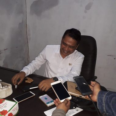 Kepala desa bantar sari saat ditemui diruang kerja nya Foto: sarip.p