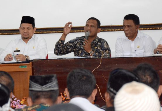 Bupati Aceh Timur, H. Hasballah HM.Thaib, SH, menyampaikan arahan dalam Rapat Evaluasi Camat - Pimpinan OPD di Aula Serbaguna Idi, Rabu 22 Mei 2019. 