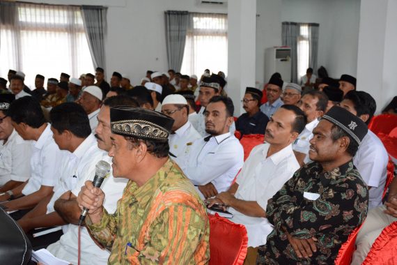 Salah seorang imum mukim menyampaikan keluhan ketika berlangsung Rapat Evaluasi Camat - Pimpinan OPD di Aula Serbaguna Idi, Rabu 22 Mei 2019. 