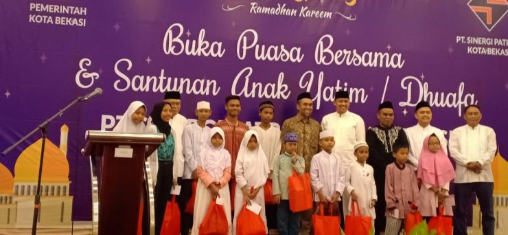 Wakil Walikota Bekasi Tri Ahdiyanto bersama pengurus PT. patriot Sinergi Kota Bekasi dan Para Anak Yatim piatu usai acara Bukber Bersama di Hotel Horison