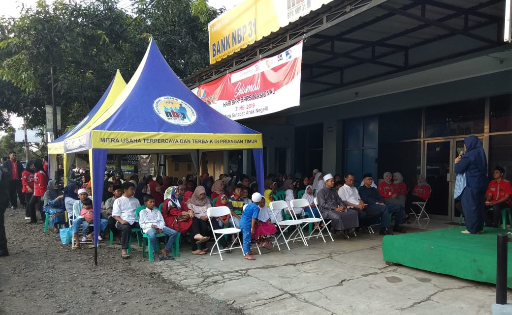 Sejumlah anak-anak yatim piyatu yang sengaja di undang oleh management BPR NBP 31 Rajapolah,