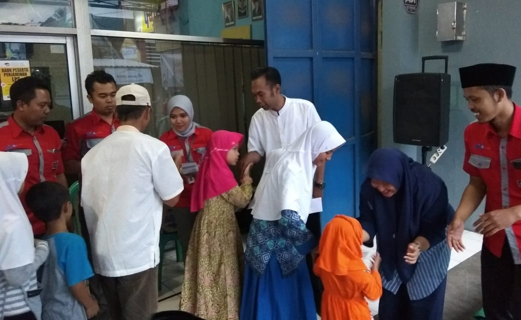 Direktur Utama (Dirut) BPR NBP 31 Rajapolah, Ade Pandi Riyadi, saat membagikan santunan kepada anak-anak yatim piyatu