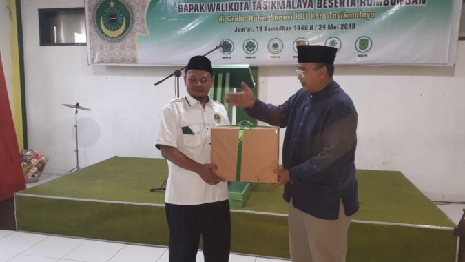 Walikota Tasikmalaya Drs.H. Budi Budiman( Kanan) memberikan bingkisan kepada Kepala Sekolah PUI Tasikmalaya. Foto : Ariyanto Prasetyo