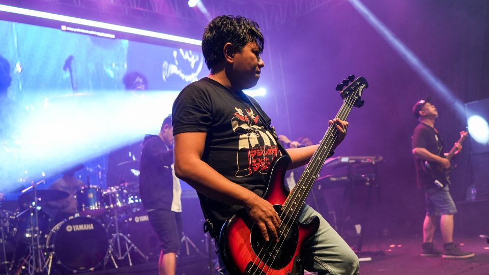 Savaz Band saat tampil bareng Vokalis Jamrud Krisyanto dan Roy Jeconiah eks Vokalis Boomerang di panggung hiburan ulang tahun ke-72 Seskoad. (Dok. Istimewa)