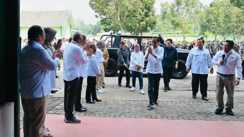 Presiden Jokowi dan Ibu Iriana beserta rombongan saat kunjungi PT Pindad. (Dok. Laily Rachev - Biro Pers Sekretariat Presiden)