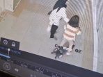 Ibu-ibu yang merupakan pelaku pencurian saat melakukan perampasan perhiasan (kalung) pada korban anak kecil berinisial "M" yang tertangkap kamera CCTV, di lantai 2 Mayasari Plaza, Kota Tasikmalaya. Minggu 10/03/2024. Foto : Screenshot videi - istimewa